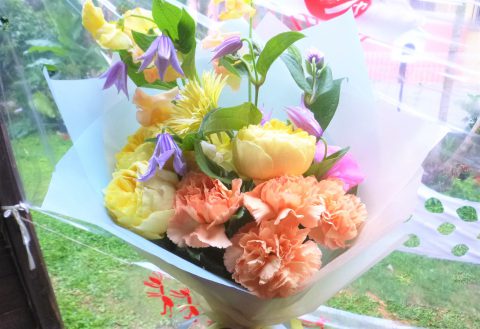 予約 花束 卒業 式 卒業式に贈る花。先生・先輩への花束や花一輪のプレゼントに迷ったら