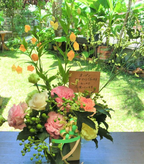 花いちりんは沖縄コザの花屋または古民家カフェ ようこそ花いちりんへ ご注文の方だけのために新鮮なお花を厳選し仕入れ 配達までいたします